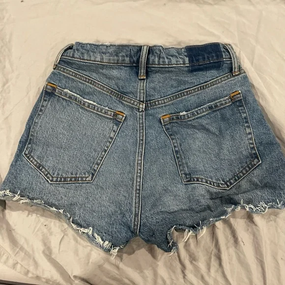 NEW!! Never worn. just washed once after trying on. Abercrombie mom shorts - Picture 4 of 5